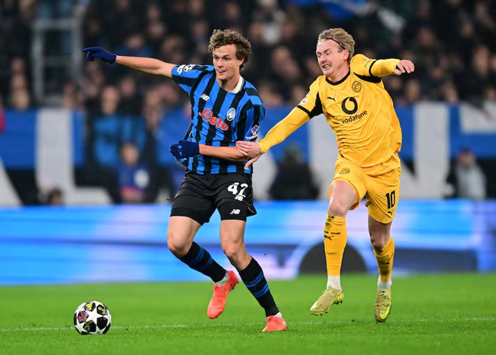 Jugadores de Atalanta celebran la clasificación ante Borussia Dortmund
