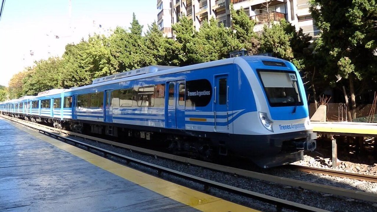 Formación del tren Mitre durante las obras de renovación de vías
