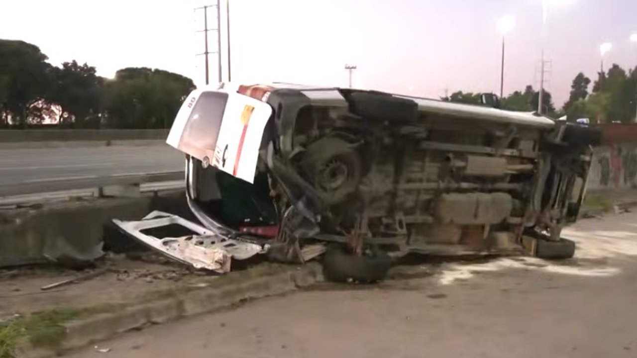 Camioneta volcada tras choque en la Autopista Riccheri, a la altura de Tapiales