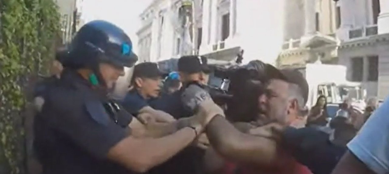 Agresión y detención de un camarógrafo de A24 por la Policía Federal frente al Congreso