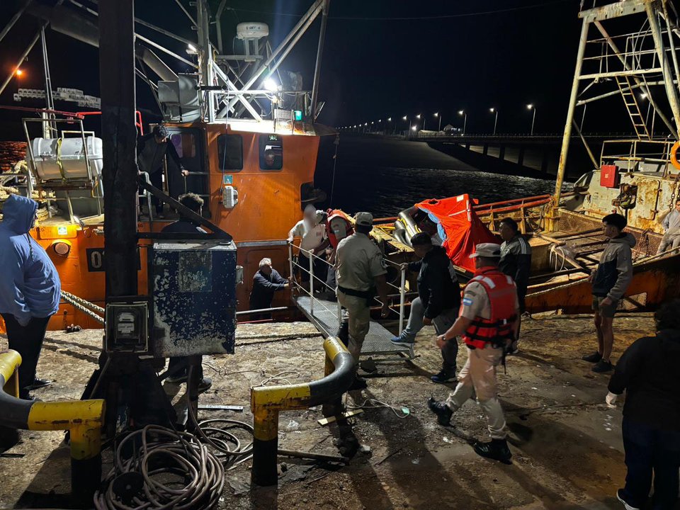 Operativo de búsqueda tras el hundimiento de un buque pesquero en Río Negro