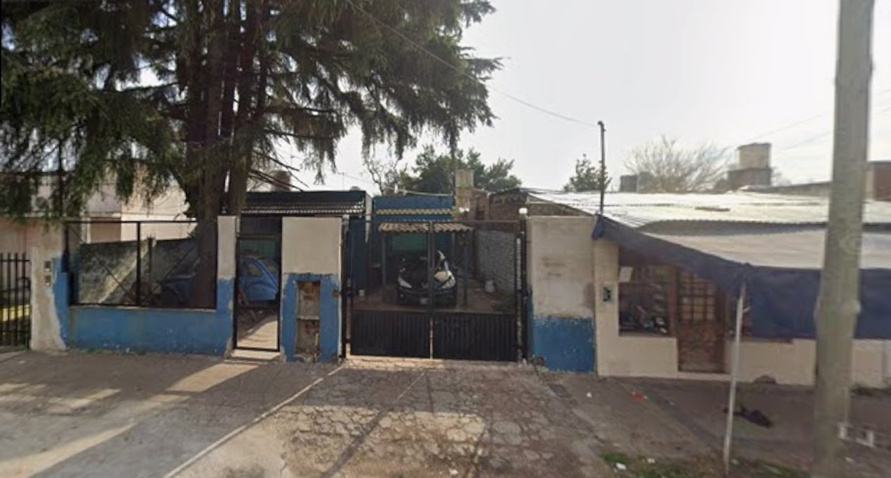 Patrullero policial en la escena del crimen en Caseros