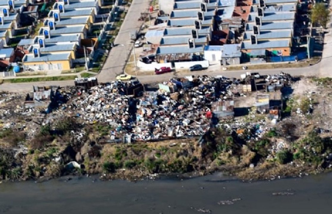 Basura acumulada y microbasurales en barrios del oeste de La Plata