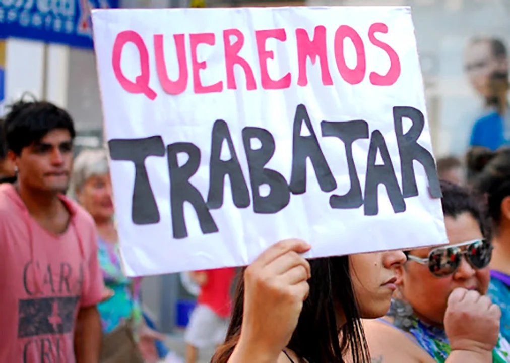 Persianas bajas en comercios y pymes argentinas