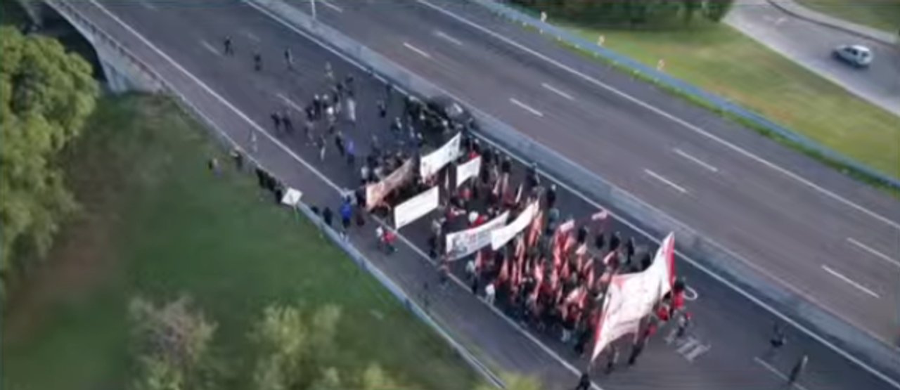 Trabajadores de Fate cortan la Autopista Panamericana en San Fernando