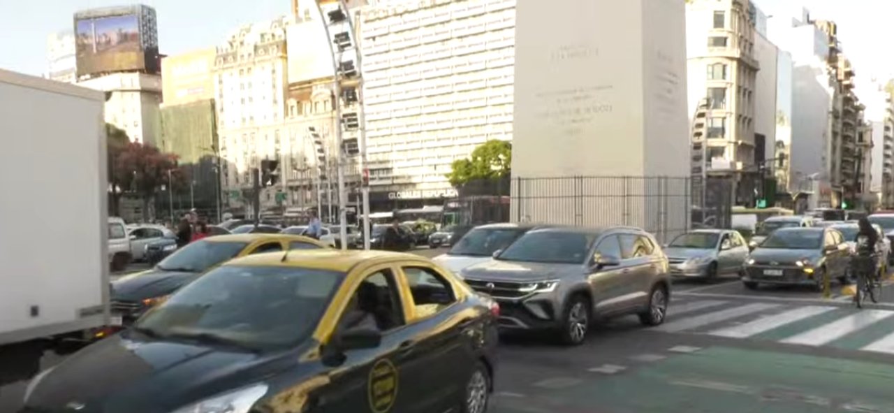 Manifestantes cortan la 9 de Julio y Corrientes frente al Obelisco