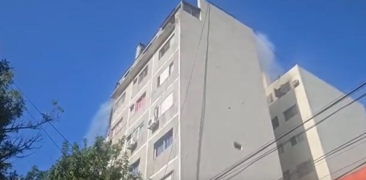 Operativo de Bomberos y SAME por incendio en edificio de Constitución