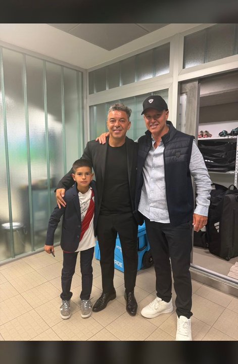 Jorge Brito saluda a Marcelo Gallardo en el vestuario de River