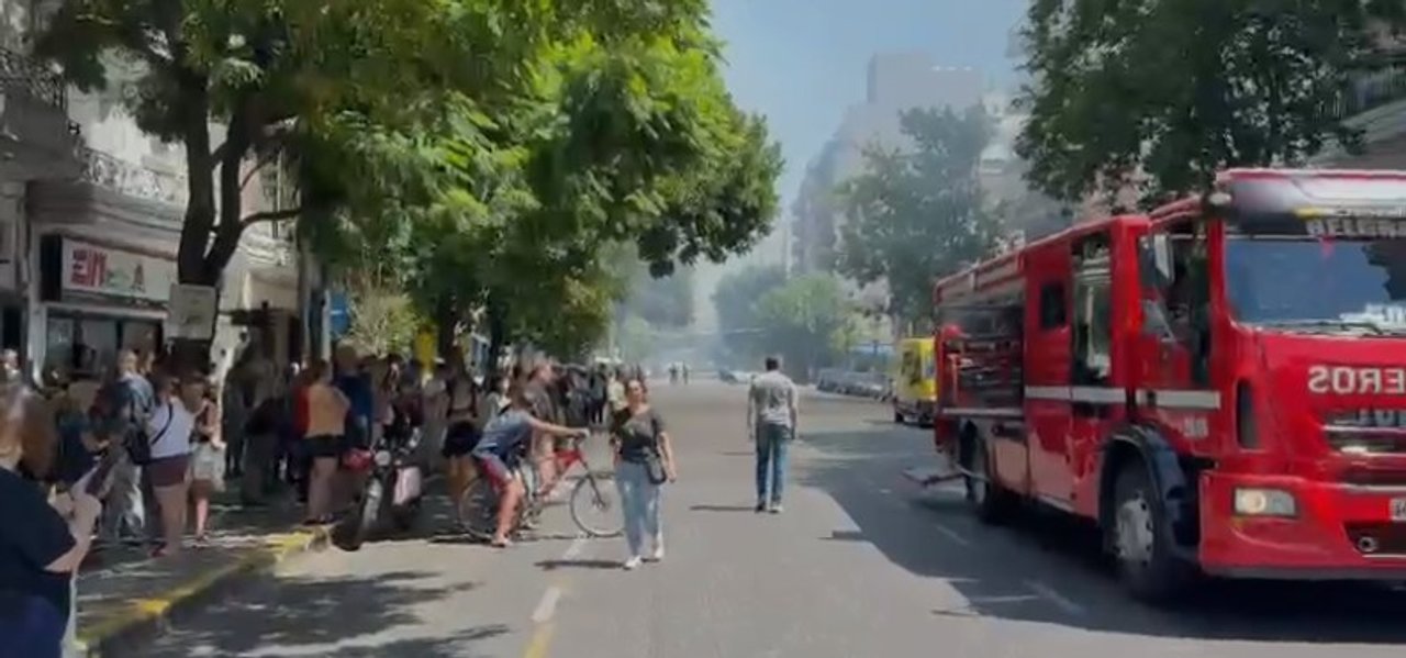 Incendio en un bazar de Villa Pueyrredón con presencia de bomberos y evacuados