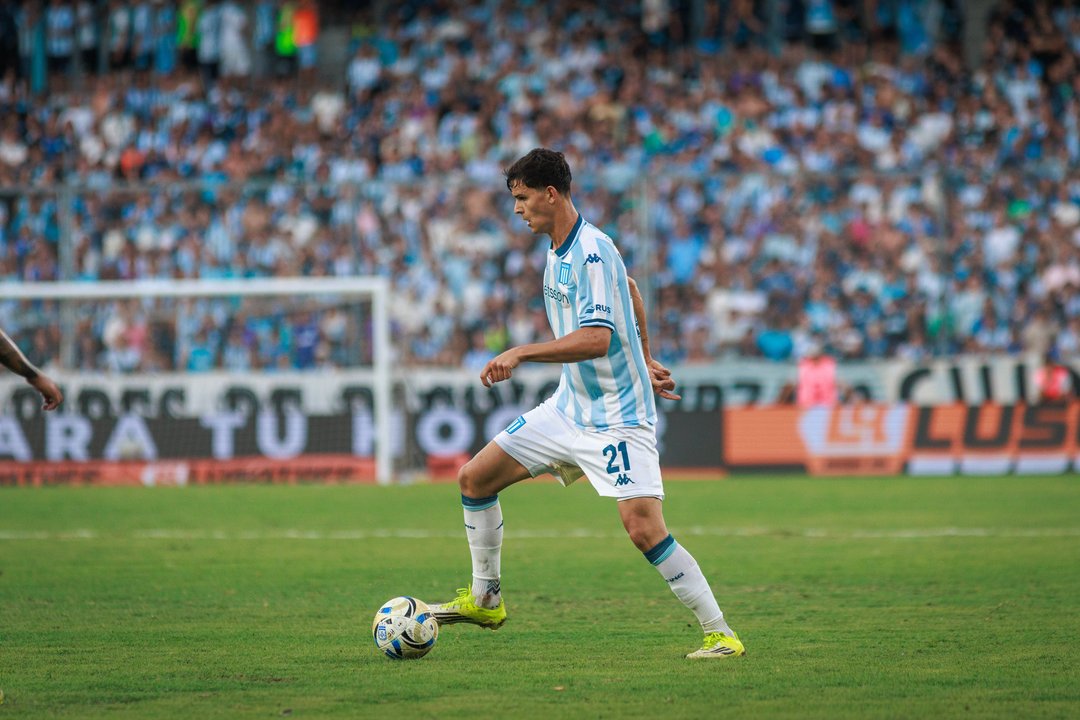 Valentín Carboni, jugador de Racing, lesionado en la rodilla