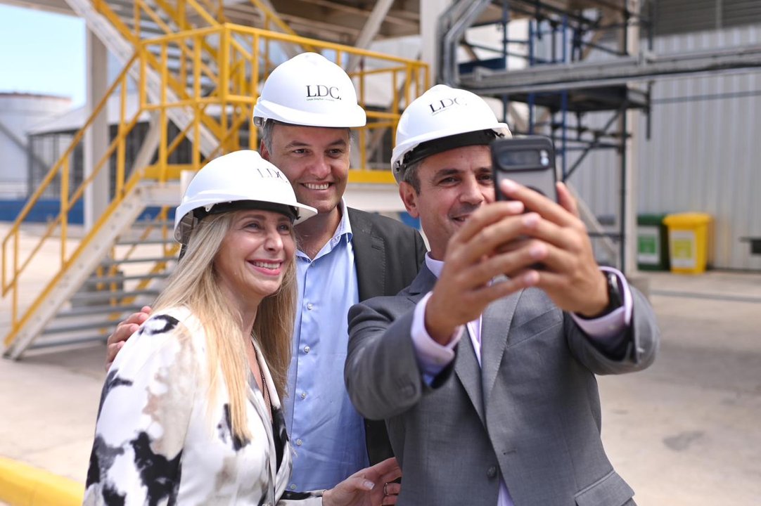 Manuel Adorni y autoridades en la inauguración de la nueva planta de LDC en Timbúes