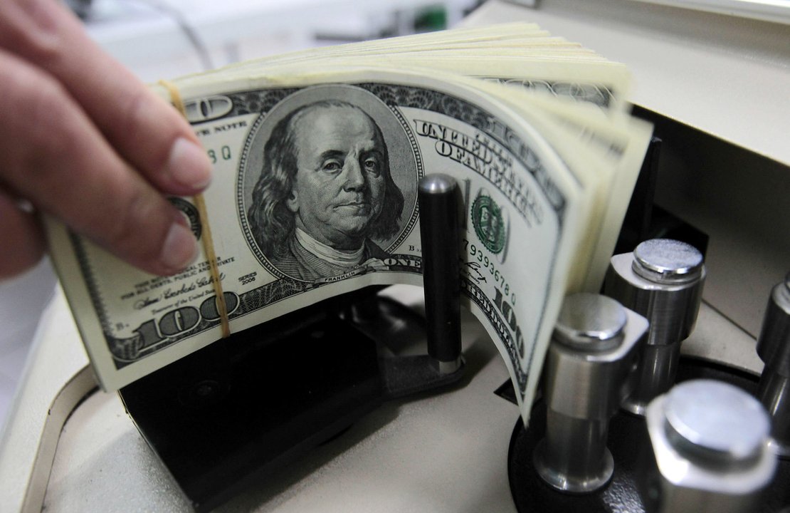 Billetes de dólar estadounidense sobre una mesa