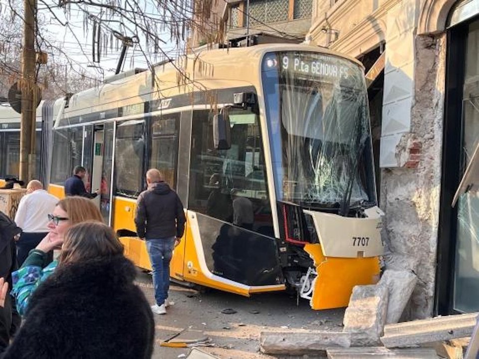 Operativo de emergencia tras el descarrilamiento de un tranvía en Milán