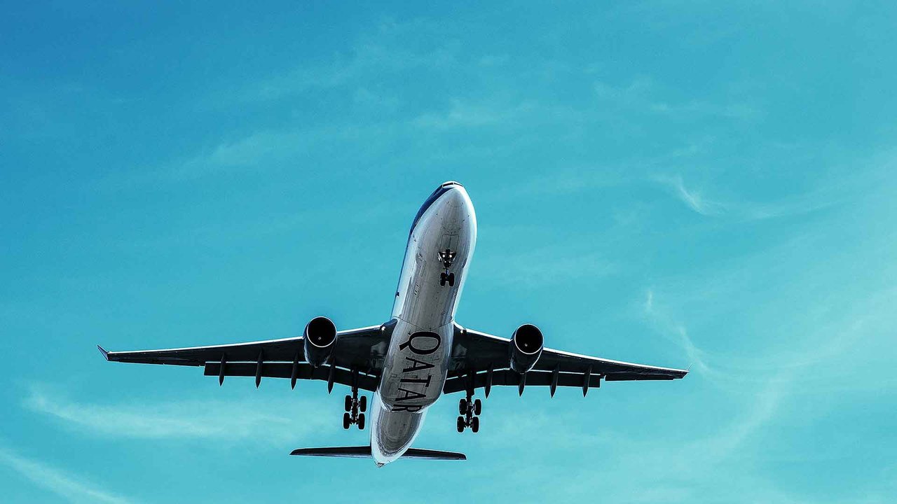 Avión comercial en pista de aterrizaje