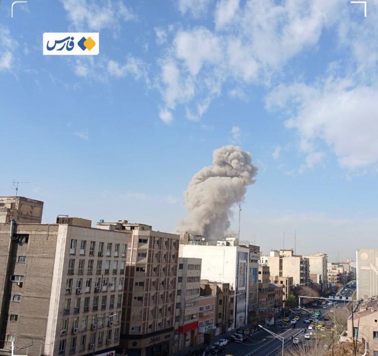 Vista de Teherán tras las explosiones de la operación Rugido del León
