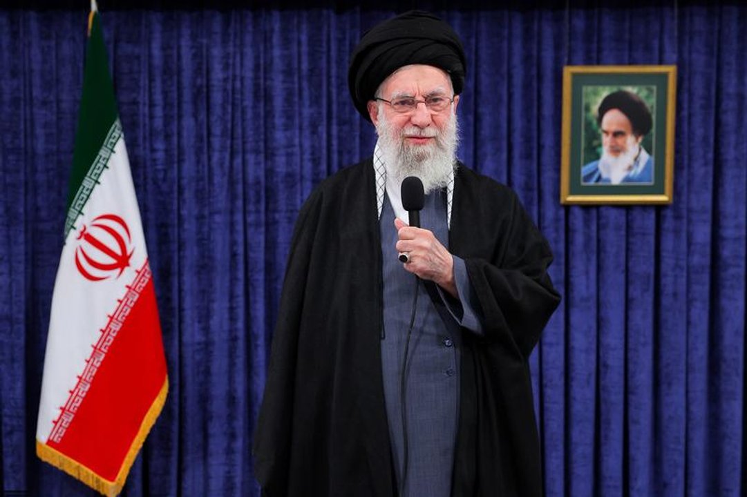 El líder supremo iraní Ali Jamenei se prepara para un discurso clave