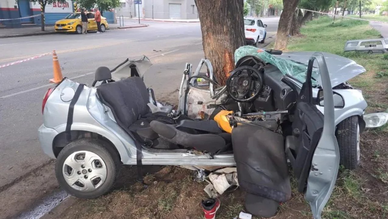Auto impactado contra un árbol en un grave accidente en Córdoba