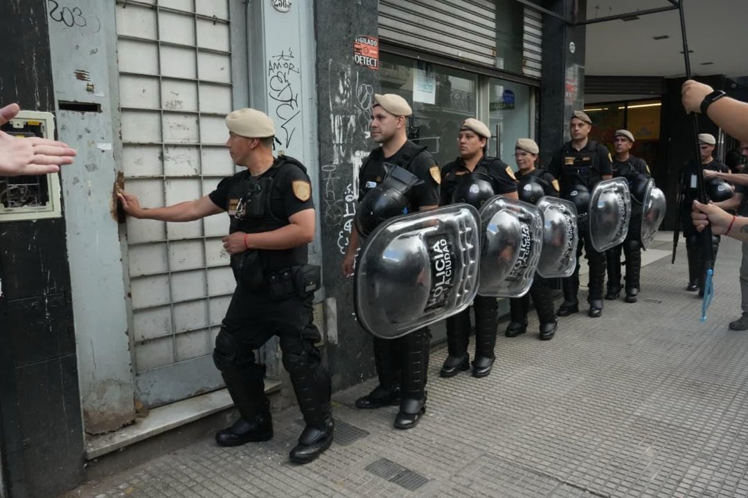 Operativo de desalojo y restitución de una propiedad usurpada en Balvanera