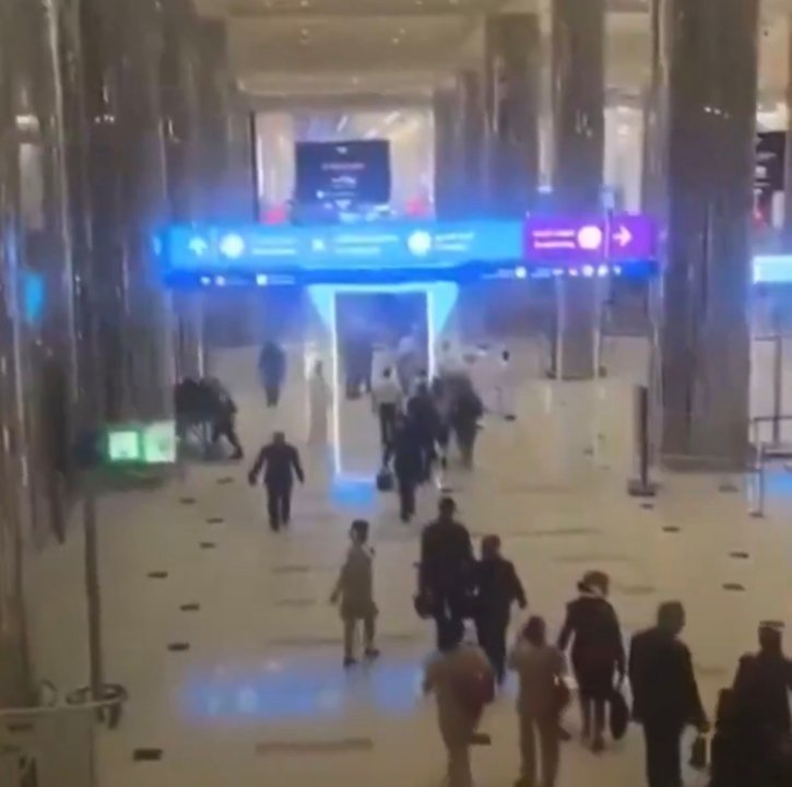 Daños en el aeropuerto internacional de Dubái tras impacto de misiles iraníes