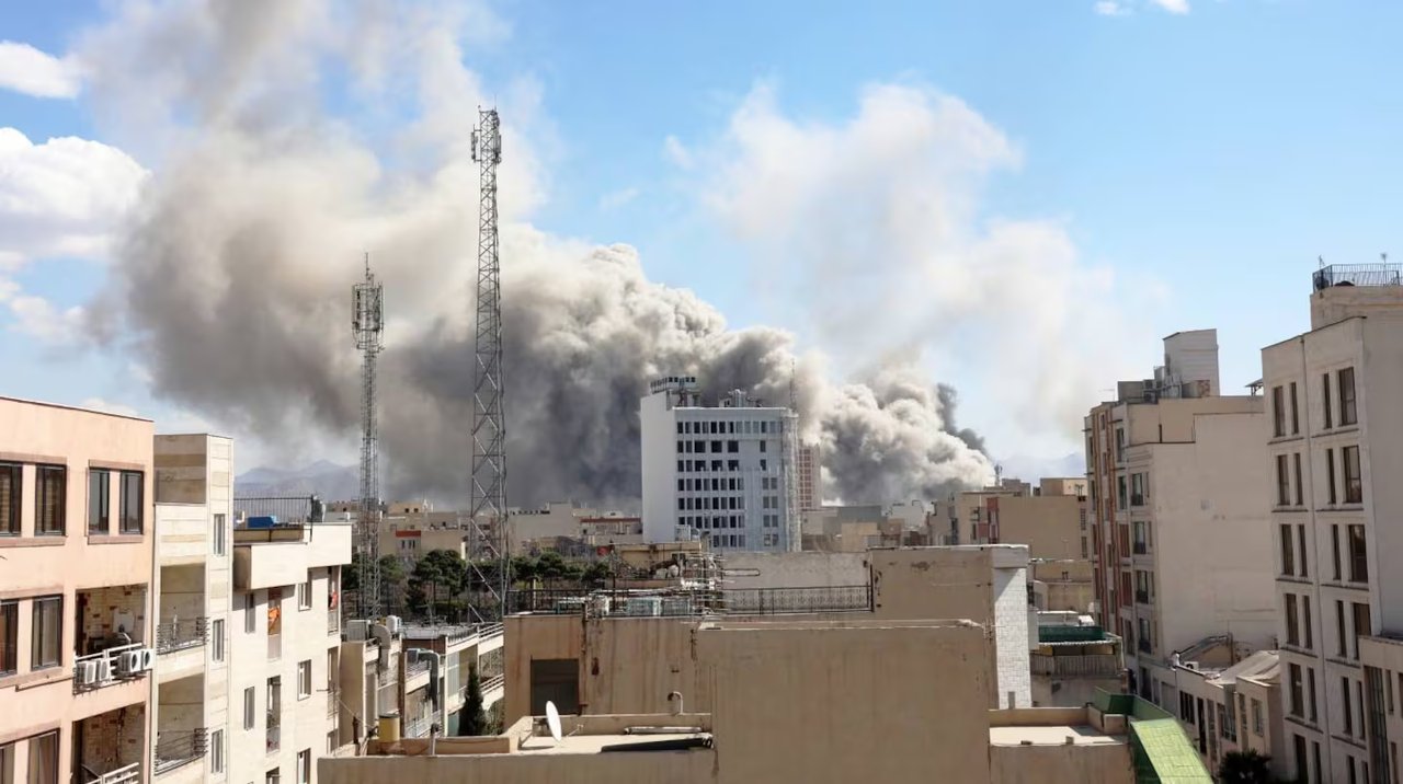 Explosiones y humo en Teherán tras bombardeos