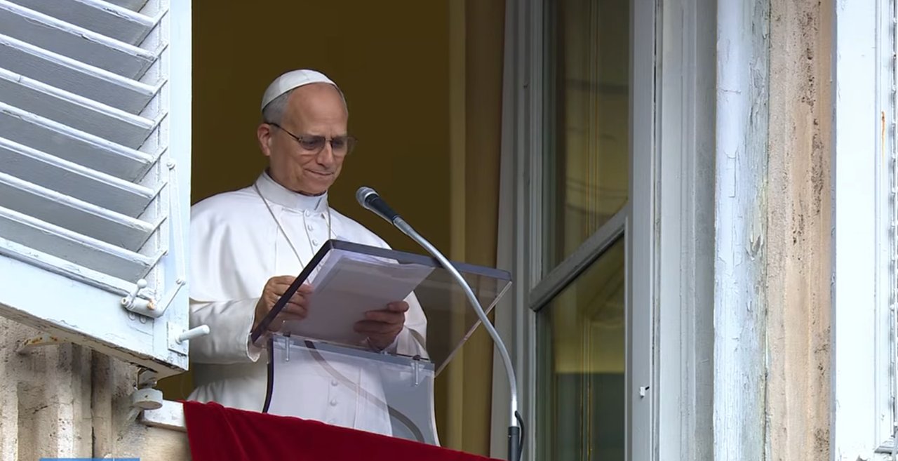 El papa León XIV durante el rezo del Ángelus en el Vaticano