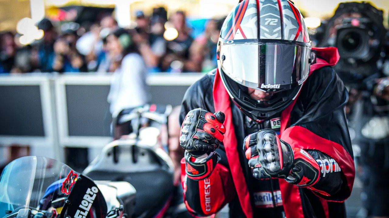 Marco Bezzecchi celebra su victoria en el Gran Premio de Tailandia de MotoGP