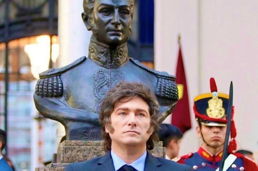 Javier Milei junto a un busto de José de San Martín