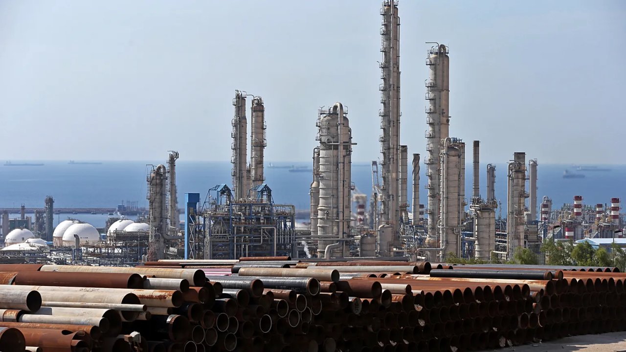 Buques petroleros navegando en el Golfo Pérsico, zona clave para el suministro mundial de crudo