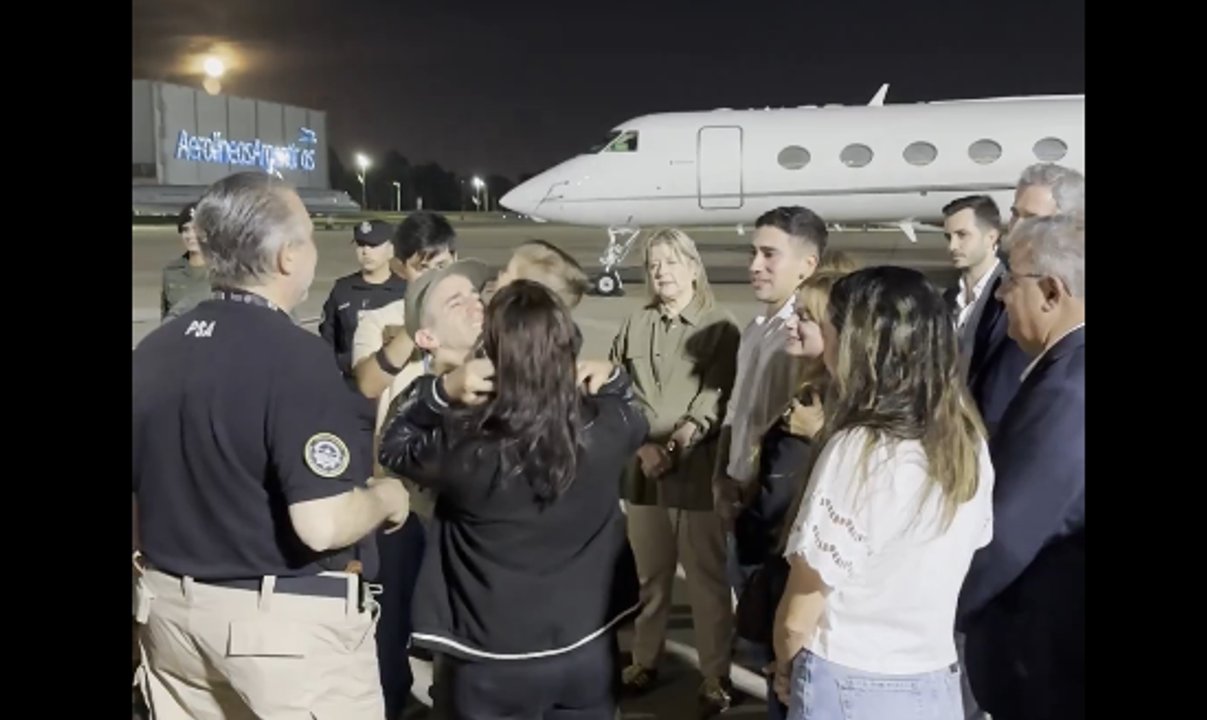 Reencuentro de Nahuel Gallo con su familia en el aeropuerto de Ezeiza
