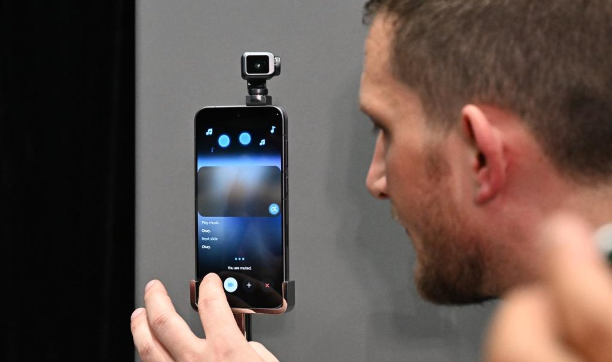 Presentación del primer Robot Phone de Honor en el MWC 2026