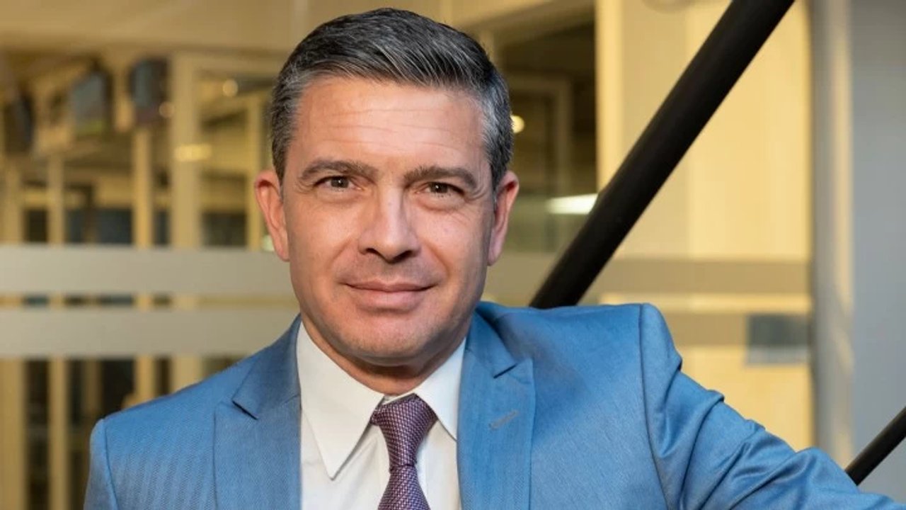 El periodista Pablo Rossi, crítico por demoras en un vuelo de Flybondi