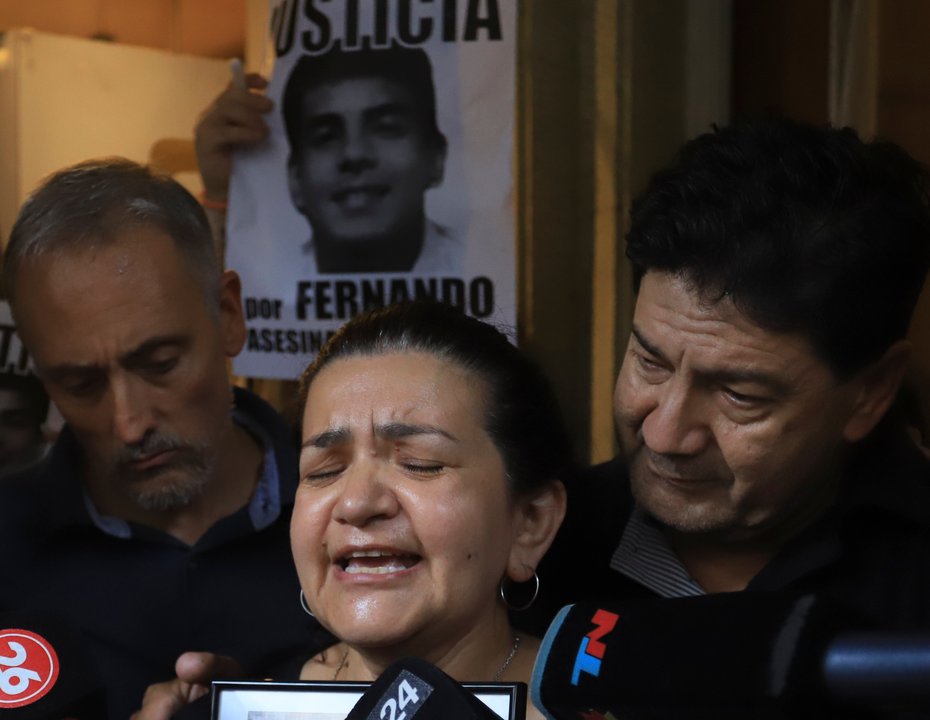 Graciela Sosa junto a una foto de su hijo Fernando Báez Sosa