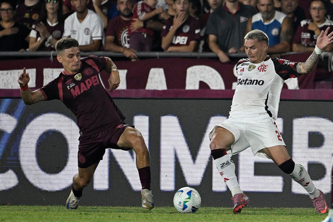 Rodrigo Castillo con la camiseta de Lanús