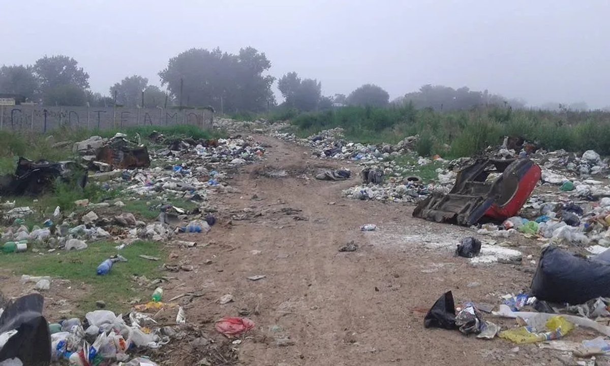 Basural a cielo abierto en el límite entre Ezeiza y La Matanza