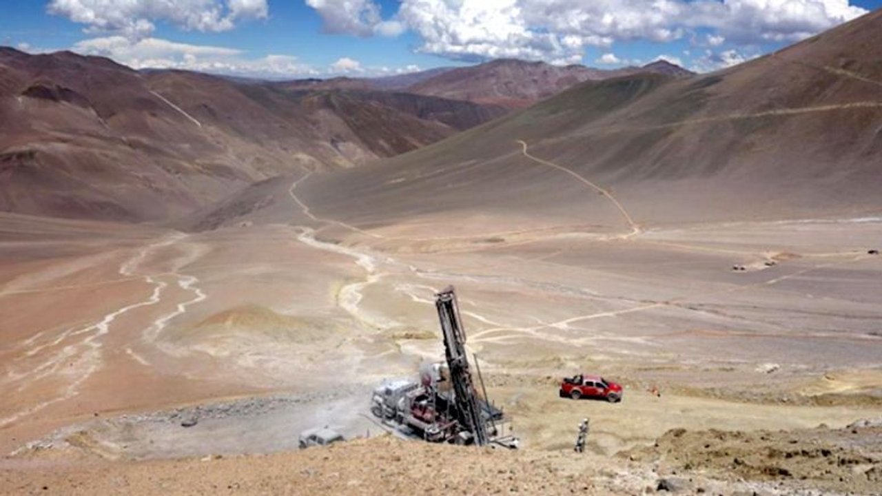 Representantes de Shandong Gold y Golden Arrow Resources en acuerdo de inversión