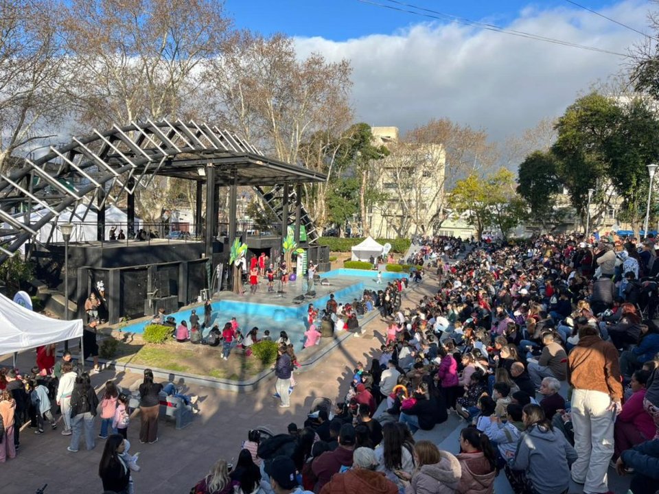Escenario montado para festejos masivos en Zárate