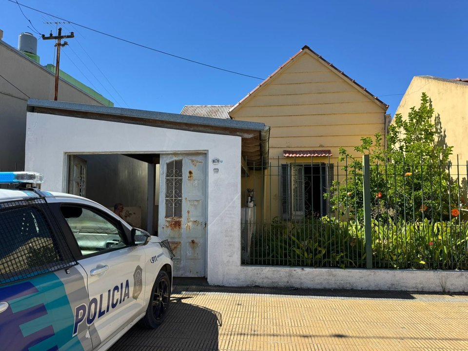 Peritos trabajan en una vivienda incendiada en Berisso