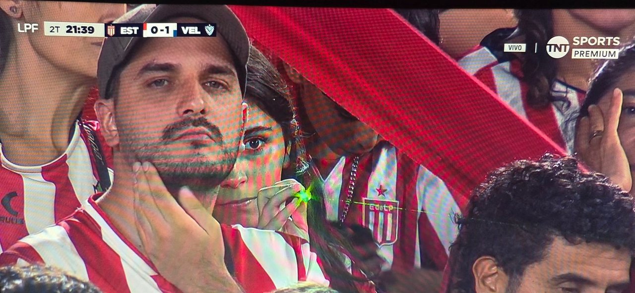 Hincha señalada por usar un láser contra el arquero de Vélez
