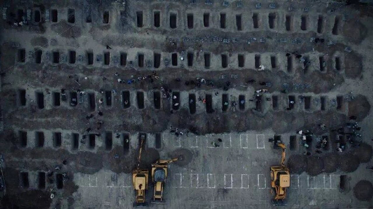 Vista aérea de tumbas excavadas para las víctimas en Irán