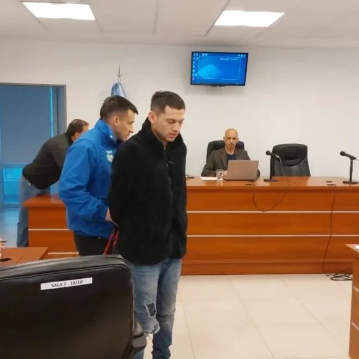 Patrulleros y escena policial en barrio Parque Industrial de Neuquén
