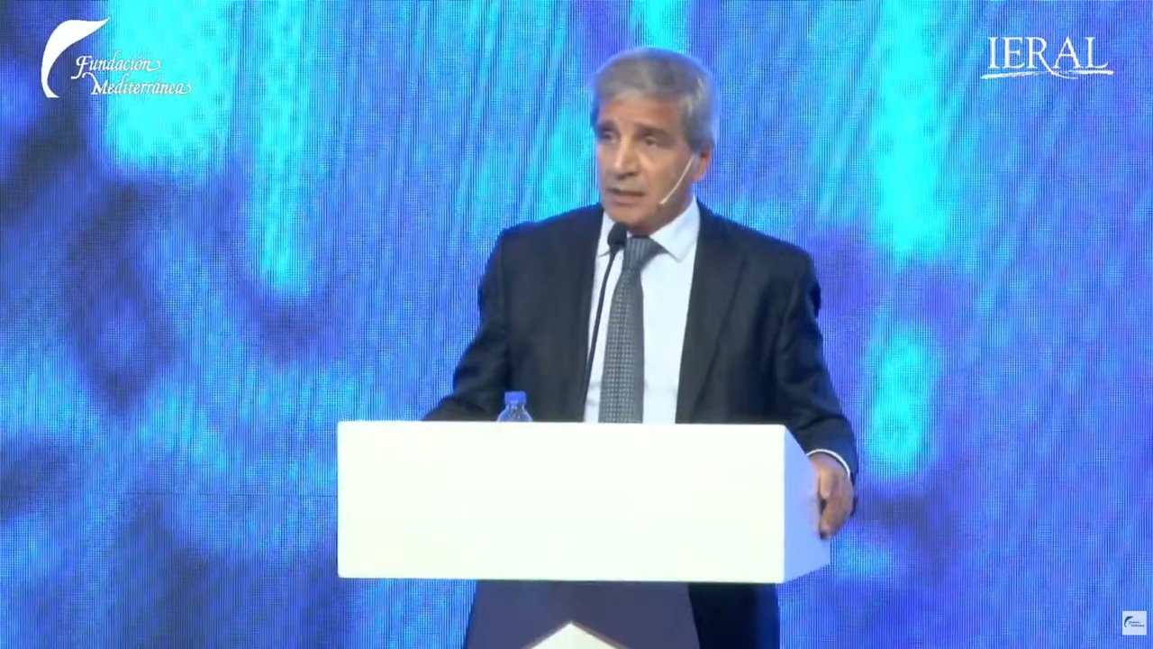 Luis Caputo durante su exposición en Córdoba