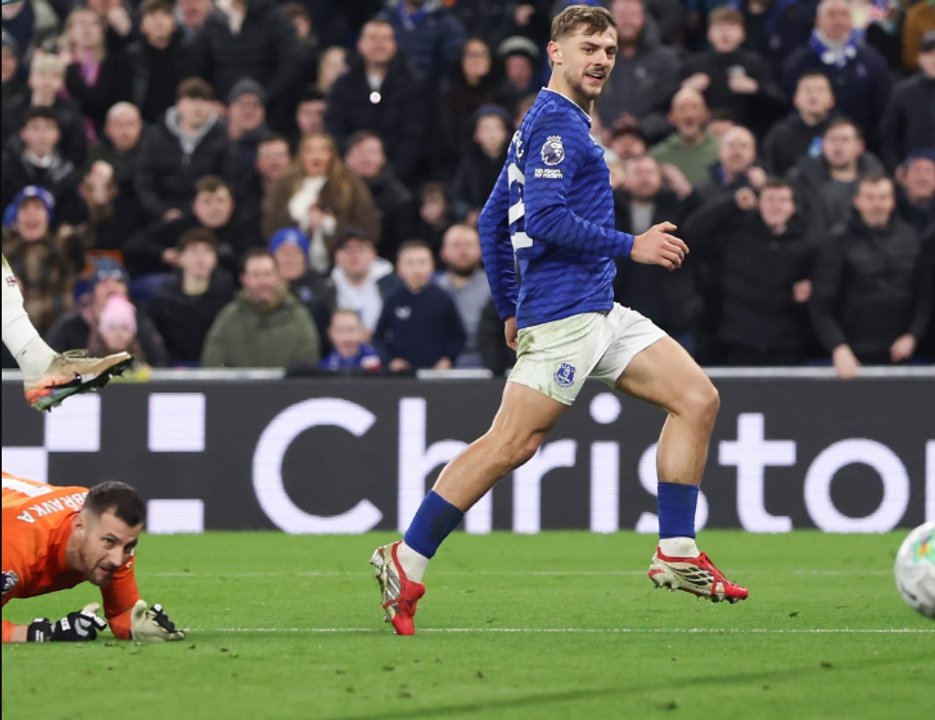Everton celebra uno de los goles ante Burnley en la Premier League