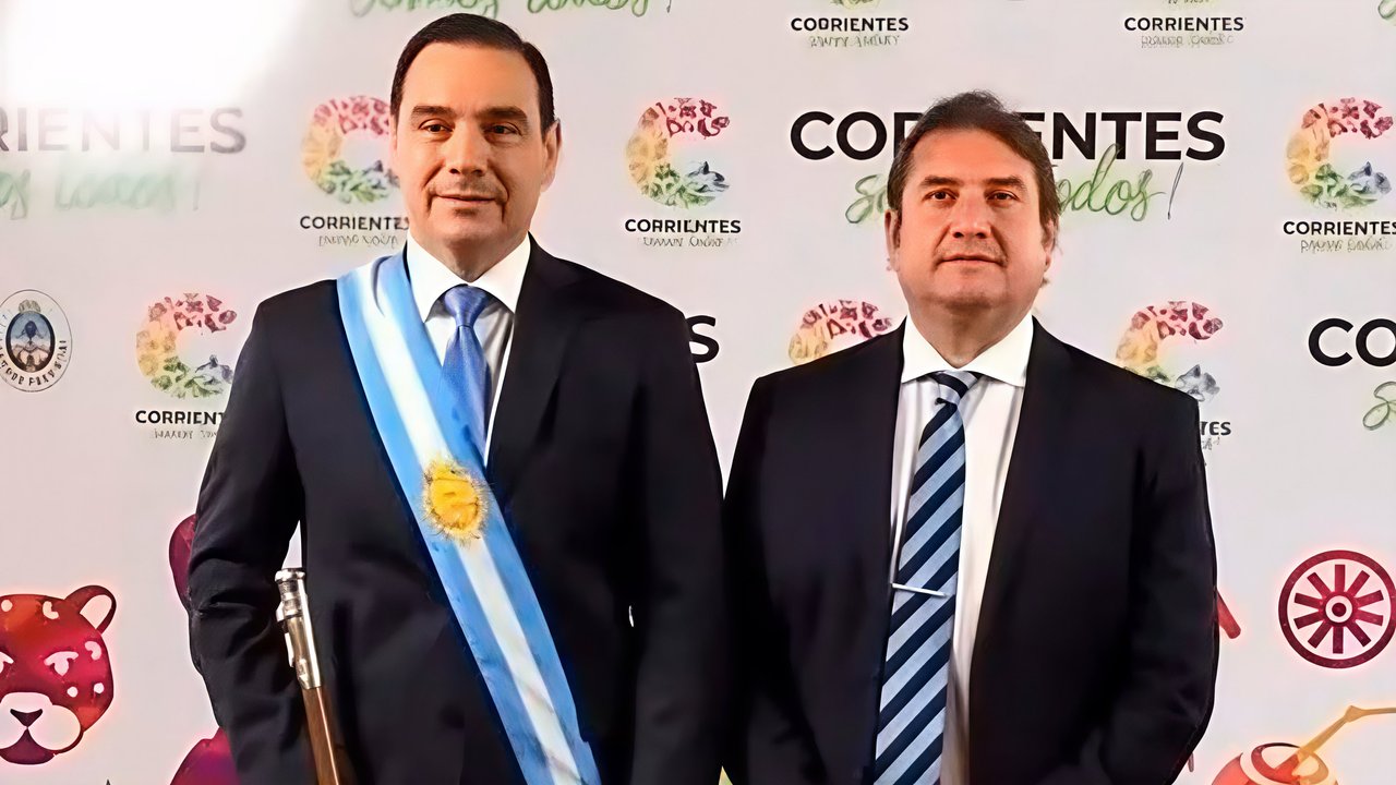 Senador Diego Pellegrini sentado en su banca en la Legislatura de Corrientes