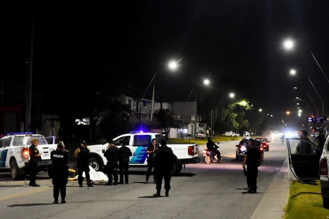 Patrullero y escena de siniestro vial en Mar del Plata