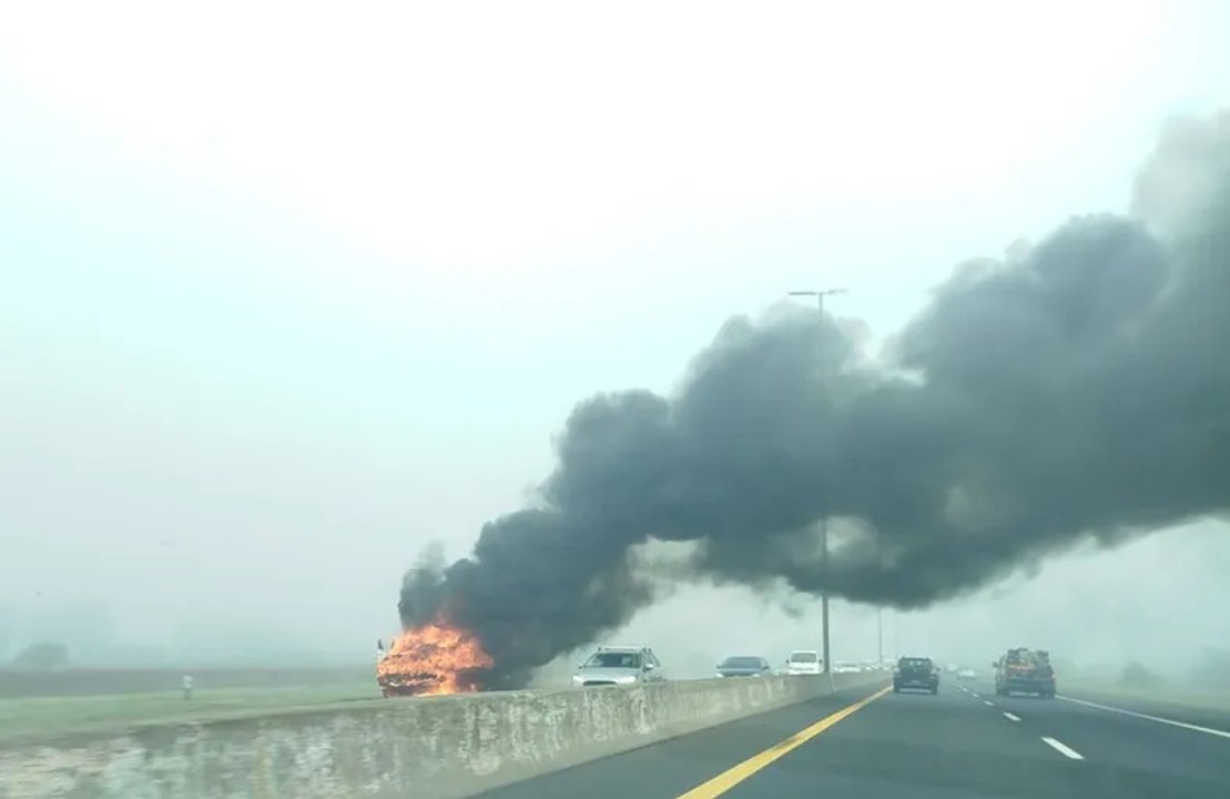 Camión incendiado en la Autopista Buenos Aires - La Plata a la altura de Villa Elisa