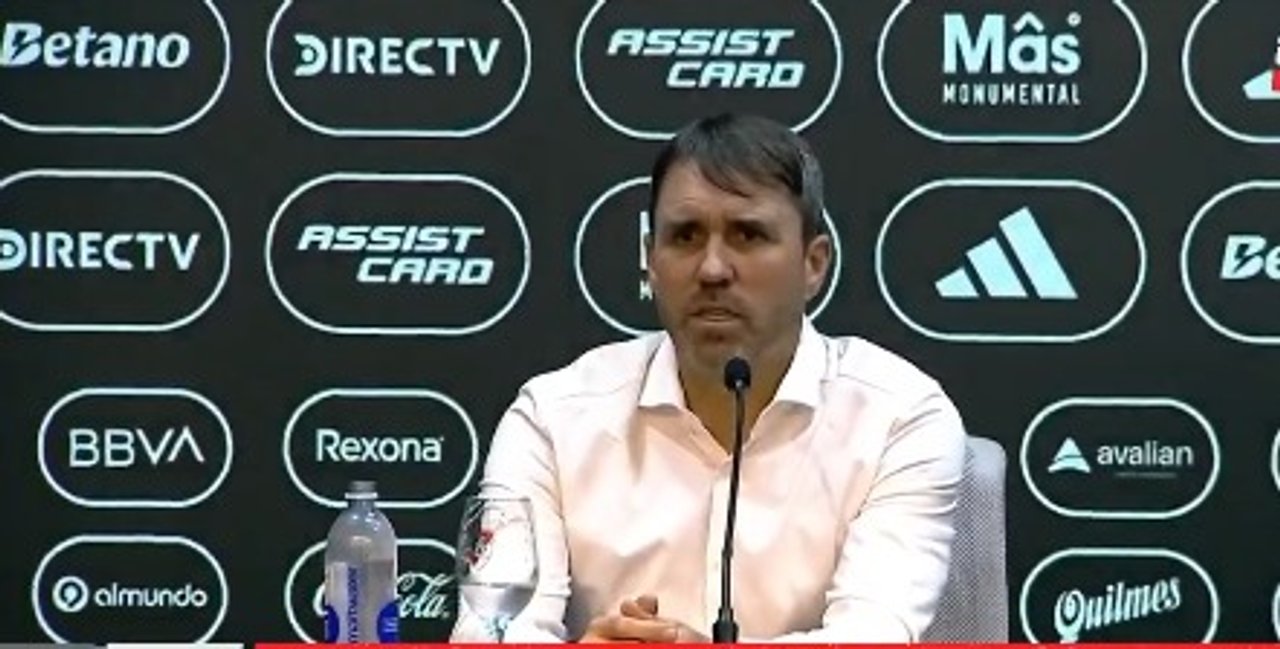 Eduardo Coudet dirige su primera práctica en River