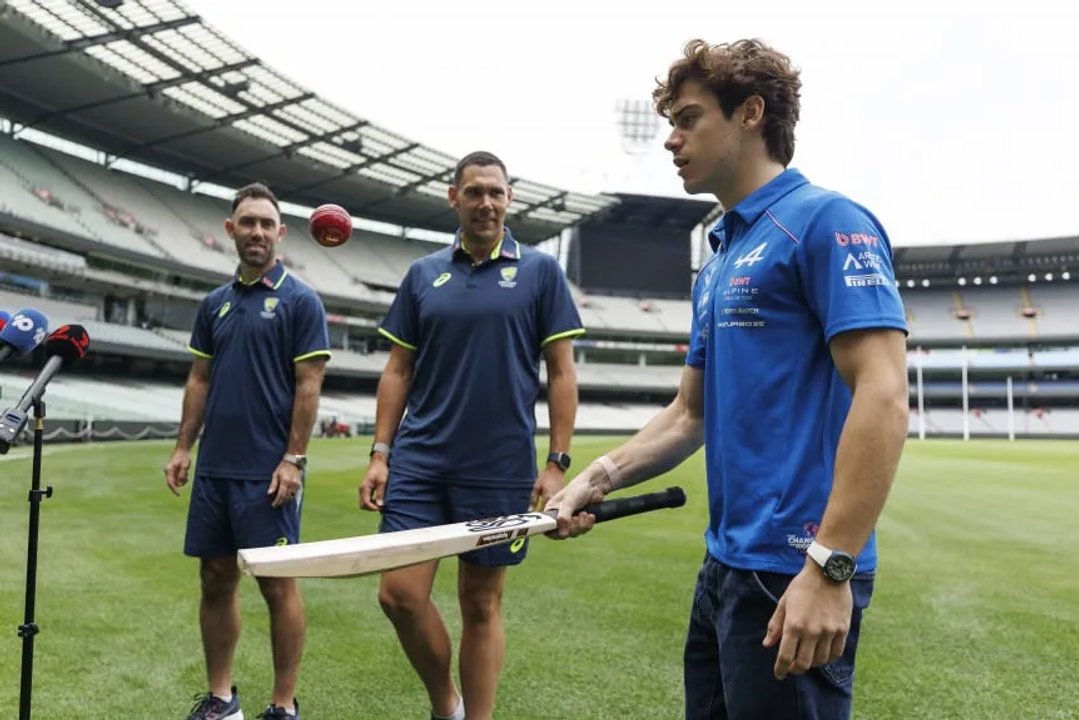 Franco Colapinto practicando cricket en el Melbourne Cricket Ground