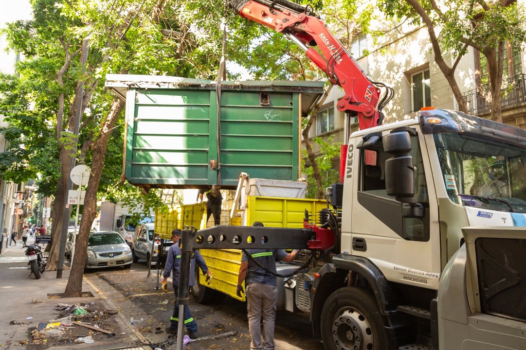 Retiro de puestos de diarios y flores en desuso en Ciudad de Buenos Aires