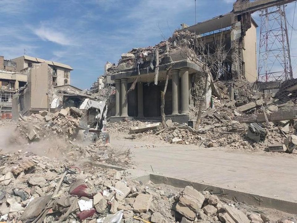 Explosiones y humo tras bombardeos en territorio iraní