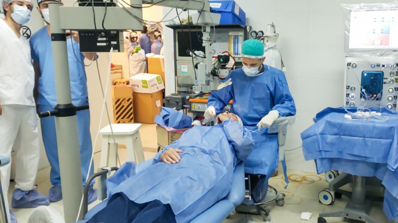 Equipo médico realiza cirugías de cataratas en el Centro San Camilo de Berazategui